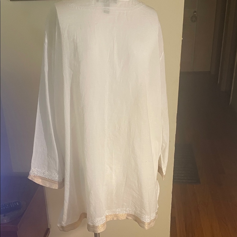Ralph Lauren Linen V-Neck Elegant White Embroidered and Trimmed in Gold Top - Picture 5 of 10